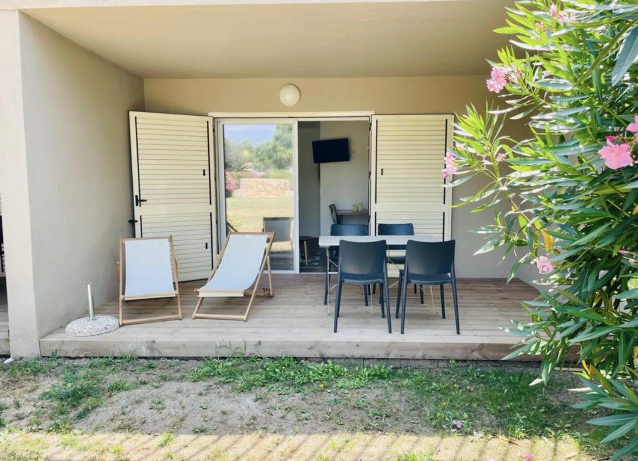 Fiori Di Cala Rossa Residence Hoteliere Lecci Exterior foto